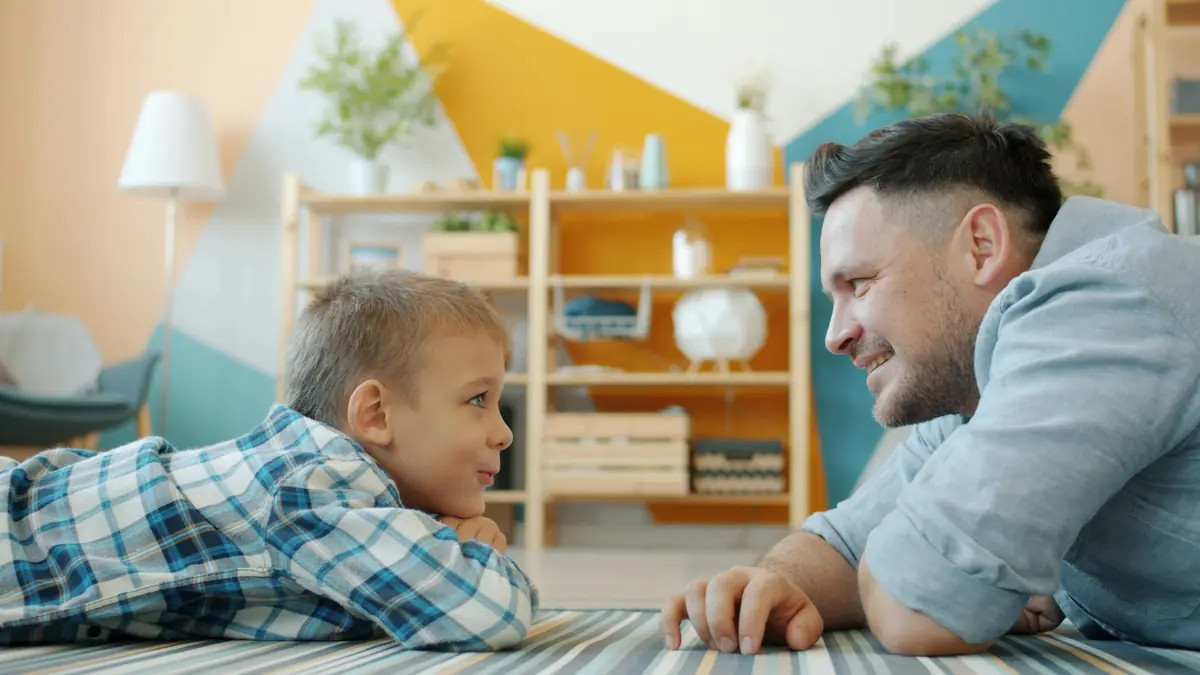 Cha và con trò chuyện trong phòng khách, gia đình đồng hành để chơi có trách nhiệm
