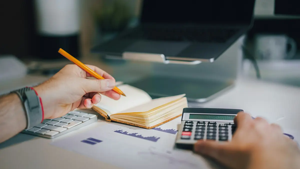 Ghi chép ngân sách bằng máy tính bỏ túi và sổ tay để chơi có trách nhiệm