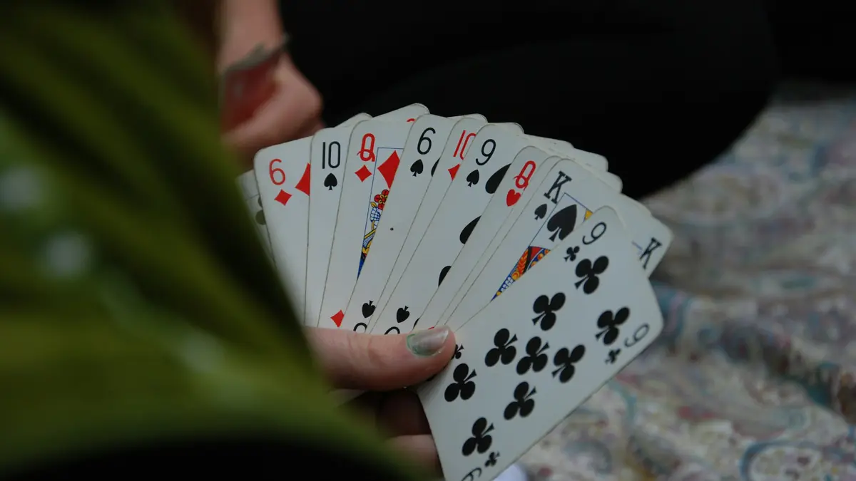 Tay cầm quạt bài tây, minh họa game bài Sunwin
