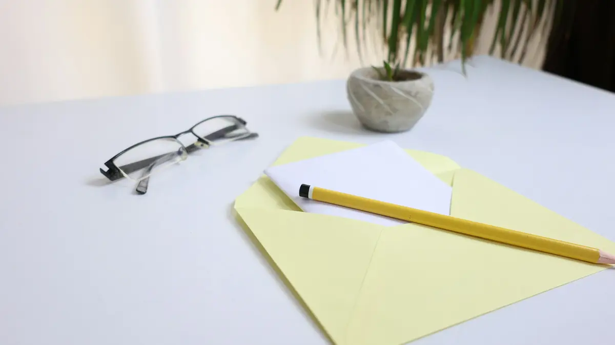 Phong bì, bút chì và kính đeo mắt, gợi ý chuẩn bị email liên hệ Sunwin